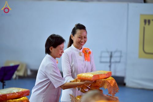 ภาพ No.238057:วันอังคารที่ 12 สิงหาคม พ.ศ. 2568 กิจกรรมวันแม่แห่งชาติ พิธีเปิดห้องปฎิบัติธรรม "กลางใส ใจสว่าง" (World Inner Peace Meditation Room) พิธีลูกกราบคุณแม่-คุณพ่อ พิธีทอดผ้าป่ากองทุนเลี้ยงพระ&กฐิน 30,000 วัด(บูชาธรรมหลวงพ่อ) พิธีไถ่โคท้อง 2 ตัว  ณ วิหารคด 2 ว