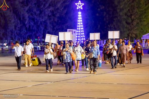 ภาพ No.219235:บรรยากาศการเดินทางเข้าวัดพระธรรมกาย , การต้อนรับปฏิสันถาร , การฉันภัตตาหารเช้า , การลงทะเบียนพระสังฆาธิการ  เนื่องในวันคุ้มครองโลก พิธีถวายมหาสังฆทานคณะสงฆ์ 40,000 กว่าวัดทั่วประเทศ ณ วัดพระธรรมกาย