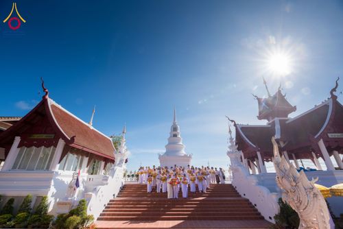 พิธีทอดกฐินสร้างพระเจดีย์ ประดิษสถานพระบรมสารีริกธาตุ ณ วัดกิ่วลม อ.ฮอด จ.เชียงใหม่ ในโครงการกฐินสามัคคีทั่วไทย 30,000 วัด บูชาธรรม 80 ปี หลวงพ่อธัมมชโย โดยคณะศิษยานุศิษย์วัดพระธรรมกาย วันที่ 26 ตุลาคม พ.ศ. 2567