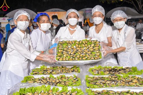 ภาพ No.111809:พิธีถวายภัตตาหารเป็นสังฆทาน แด่คณะพระธรรมยาตราฯ ในโครงการธรรมยาตรา กตัญญูบูชา มหาปูชนียาจารย์ พระมงคลเทพมุนี(สด จนฺทสโร) พระผู้ปราบมาร อนุสรณ์สถาน 7 แห่ง ปีที่ 12 วันที่ 14 มกราคม พ.ศ. 2567 ณ อนุสรณ์สถานมหาวิหารพระมงคลเทพมุนี  (โลตัสแลนด์) อ.สองพี่น้อง จ