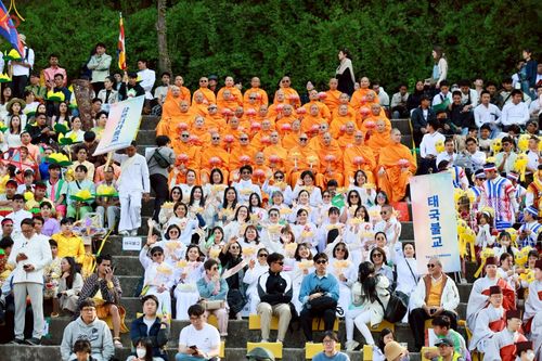 ภาพ No.229518:วันเสาร์ที่ 26 เมษายน พ.ศ. 2568 คณะพระภิกษุสามเณรในโครงการบรรพชาหมู่ 81 รูป  วัดภาวนาโซล ประเทศเกาหลีใต้ ได้ร่วมกับคณะสาธุชนคนไทยในเกาหลีใต้  ร่วมกันเดินขบวนอัญเชิญโคมดอกบัว  เพื่อบูชาแด่องค์สมเด็จพระสัมมาสัมพุทธเจ้า  ในงานเทศกาลวิสาขบูชานานาชาติ ประจำปี