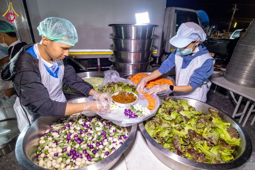 ภาพ No.193555:สาธุชนถวายภัตตาหารเป็นสังฆทาน แด่พระธรรมยาตรา ณ อนุสรณ์สถานคลองบางนางแท่น อ.สามพราน จ.นครปฐม ในโครงการธรรมยาตรา กตัญญูบูชา มหาปูชนียาจารย์ พระมงคลเทพมุนี(สด จนฺทสโร) พระผู้ปราบมาร อนุสรณ์สถาน 7 แห่ง ปีที่ 13 วันที่ 11 มกราคม พ.ศ. 2568