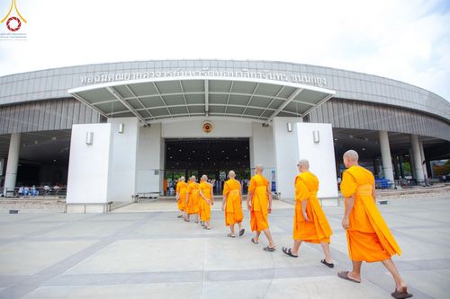 ภาพ No.169727:พิธีถวายภัตตาหารเมนูสวรรค์ "เพื่อการบรรลุธรรม" เนื่องในวันลอยกระทง (ขึ้น 15 ค่ำ เดือน 12) วันศุกร์ที่ 15 พฤศจิกายน พ.ศ. 2567 ณ หอฉันคุณยายอาจารย์ฯ วัดพระธรรมกาย