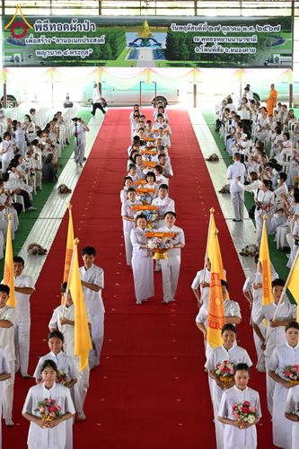 ภาพ No.161998:พิธีทอดผ้าป่า ในวันออกพรรษา ณ พุทธอุทยานนานาชาติ จังหวัดหนองคาย วันพฤหัสบดีที่ 17 ตุลาคม พ.ศ. 2567