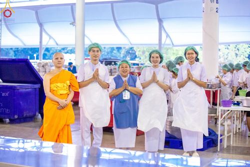 ภาพ No.58779:V.40 ภัตตาหารพระหมื่นวัด เราจัดให้ การปฏิบัติงานของเจ้าหน้าที่และอาสาสมัคร เพื่อรับบุญในการถวายภัตตาหาร แด่คณะสงฆ์ 10,000 กว่าวัดทั่วประเทศ ที่มาร่วมงานวันคุ้มครองโลก จันทร์ที่ 22 เมษายน พ.ศ. 2567 ณ วัดพระธรรมกาย