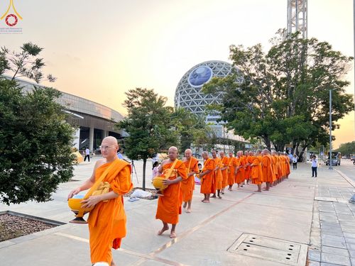 ภาพ No.136006:พระธรรมทายาท โครงการบวชพระนานาชาติ AEC & WAB ผู้บริหารรุ่นที่ 2 บิณฑบาต ณ หอฉันคุณยายอาจารย์ฯ เมืองแก้วมณี หมู่บ้านแก้วพุทธรักษา วันที่ 28 เมษายน พ.ศ. 2567