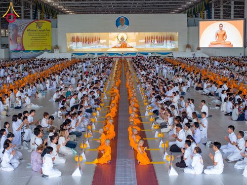 พิธีถวายบาตรแด่นาคธรรมทายาท ในโครงการบรรพชาสามเณรฟื้นฟูพระพุทธศาสนาทั่วไทย ณ สภาธรรมกายสากล วัดพระธรรมกาย จ.ปทุมธานี วันเสาร์ที่ 6 เมษายน พ.ศ. 2567