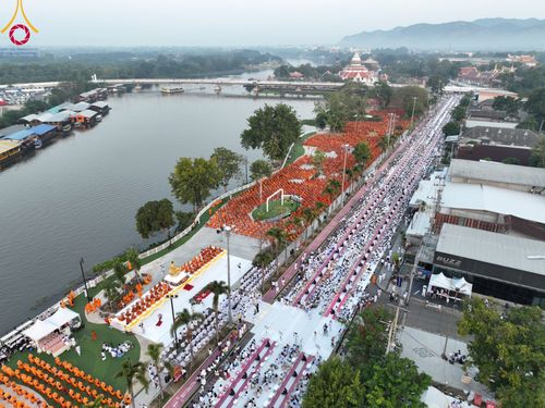 ภาพ No.101726:ตักบาตรพระ 10,000 รูป เติมบุญให้แผ่นดิน เนื่องในโอกาส 192 ปี จังหวัดกาญจนบุรี หนึ่งในโครงการตักบาตรพระ 2,000,000 รูป  77 จังหวัดทุกวัดทั่วไทย วันจันทร์ที่ 11 ธันวาคม พ.ศ. 2566 บริเวณถนนสองแคว (SKY WALK) เมืองกาญจนบุรี