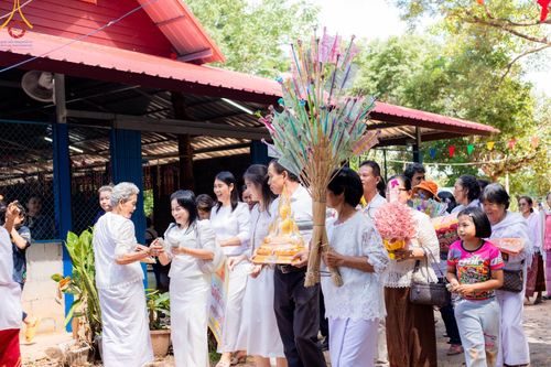 ภาพ No.166069:พิธีทอดกฐิน ณ ที่พักสงฆ์นาเจริญ(คุ้มเกษม) จ.อุบลราชธานี ในโครงการกฐินสามัคคีทั่วไทย 30,000 วัด บูชาธรรม 80 ปี หลวงพ่อธัมมชโย โดยคณะศิษยานุศิษย์วัดพระธรรมกาย วันที่ 20 ตุลาคม พ.ศ. 2567