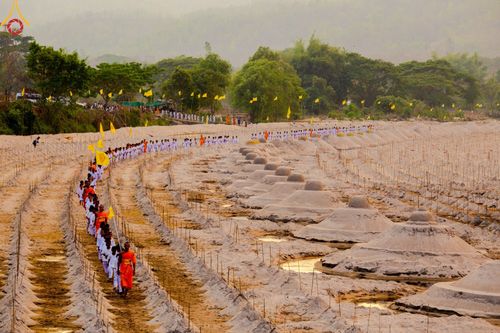 ภาพ No.63235:Photo Story  มหัศจรรย์วัดดงดินแดง Episode 1  พิธีปลงผมนาคธรรมทายาท  ในโครงการบรรพชาอุปสมบทหมู่ ฟื้นฟูพระพุทธศาสนาทั่วไทย วัดดงดินแดง ณ ลำน้ำแม่ตื่น อ.อมก๋อย จ.เชียงใหม่ วันที่ 2 เมษายน พ.ศ. 2567