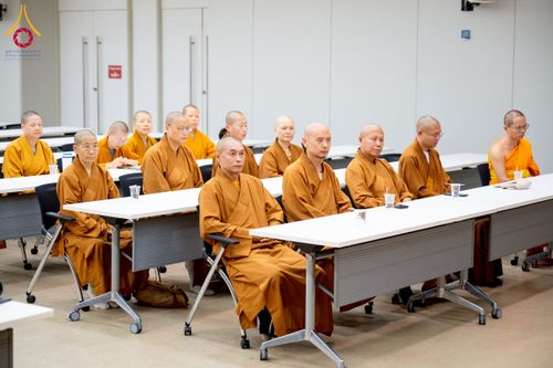 ภาพ No.222903:วันที่ 23 เมษายน พ.ศ. 2568 หลวงพ่อทัตตชีโวต้อนรับคณะสงฆ์จีน ณ อาคาร 100 ปี คุณยายมหารัตนอุบาสิกาจันทร์ ขนนกยูง วัดพระธรรมกาย