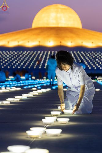 ภาพ No.59839:คณะสงฆ์และสาธุชนร่วมใจกัน สวดมนต์บทธัมมจักกัปปวัตนสูตร ครบ 6,315,808,080 จบ และจุดประทีปแปรอักษร ถวายเป็นพุทธบูชา เนื่องในวาระ "ฉลองอายุวัฒนมงคล 80 ปี หลวงพ่อธัมมชโย" ณ ลานธรรม มหารัตนวิหารคด วัดพระธรรมกาย