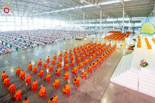 ภาพ No.231980:วันอาทิตย์ที่ 6 กรกฏาคม พ.ศ. 2568 พิธีตักบาตร ข้าวสารอาหารแห้ง  พิธีบูชาข้าวพระ สัมมนาพิเศษราชเหล็ก ณ สภาธรรมกายสากล วัดพระธรรมกาย