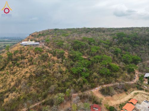 ภาพ No.131407:พิธีอัญเชิญพระบรมสารีริกธาตุ และองค์พระพุทธรัตนกายสิทธิ์ ติดตั้งองค์พระเจดีย์จตุรทิศ ถวายองค์พระเจดีย์ ลานธรรมและกำแพงแก้ว ถวายเป็นพุทธบูชา น้อมถวายบูชาธรรมหลวงพ่ออายุวัฒนมงคล ๘๐ พรรษา วันเสาร์ที่ ๑๖ มีนาคม พ.ศ. ๒๕๖๗ ณ วัดเขาพญาปราบ ต.ตะขบ อ.ปักธงชัย จ.น