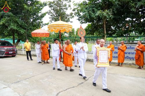 ภาพ No.146656:พิธีต้อนรับสัญญาบัตร พัดยศ ผ้าไตร ในโอกาสที่พระบาทสมเด็จพระเจ้าอยู่หัว ทรงพระกรุณาโปรดพระราชทานสัญญาบัตรตั้งสมณศักดิ์ พระวิมลศาสนวิเทศ (สำรวจ กมโล) เจ้าอาวาสวัดไทยนอร์เวย์ เป็นพระราชาคณะชั้นราช ในราชทินนามที่ “พระราชวชิรศาสนวิเทศ”