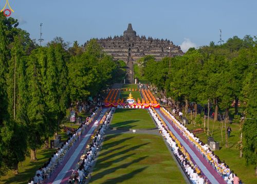 ภาพ No.103264:พิธีตักบาตรพระธรรมทายาท 1,000 รูป ณ มหาเจดีย์บุโรพุทโธ ประเทศอินโดนีเซีย ในวันที่ 20 ธันวาคม พ.ศ. 2566