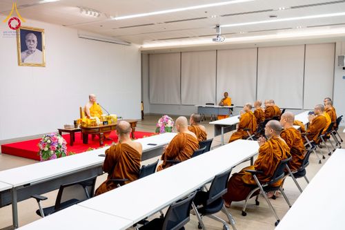 ภาพ No.222579:วันที่ 23 เมษายน พ.ศ. 2568 หลวงพ่อทัตตชีโวต้อนรับคณะสงฆ์บังกลาเทศ ณ อาคาร 100 ปี คุณยายมหารัตนอุบาสิกาจันทร์ ขนนกยูง วัดพระธรรมกาย