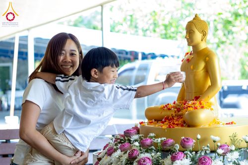 ภาพ No.218011:วันอาทิตย์ที่ 13 เมษายน พ.ศ. 2568 พิธีตักบาตรฉลองสามเณรใหม่ 75 รูป เนื่องในวันสงกรานต์ (โครงการบรรพชาสามเณรฟื้นฟูพระพุทธศาสนาทั่วไทย ประจำปีพุทธศักราช 2568) ณ ศูนย์ปฏิบัติธรรมระยอง(บ้านช่องลม) ตำบลบางบุตร อำเภอบ้านค่าย จังหวัดระยอง