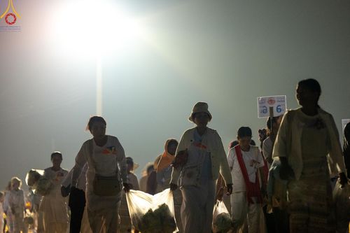 ภาพ No.200987:พิธีตักบาตรพระธรรมยาตรา ณ อนุสรณ์สถานลำดับที่ 5 สถานที่เผยแผ่วิชชาธรรมกายครั้งแรก อนุสรณ์สถานบางปลา วัดบางปลา อำเภอบางเลน จังหวัดนครปฐม ในโครงการธรรมยาตรา กตัญญูบูชา มหาปูชนียาจารย์ พระมงคลเทพมุนี(สด จนฺทสโร) พระผู้ปราบมาร อนุสรณ์สถาน 7 แห่ง ปีที่ 13