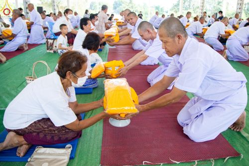 ภาพ No.101543:พิธีขอขมาและมอบผ้าไตร ในโครงการอุปสมบทบูชาธรรม มหาปูชนียาจารย์ พ.ศ. 2566 ณ ธุดงคสถานลำพูน ต.เหล่ายาว อ.บ้านโฮ่ง จ.ลำพูน  วันที่ 7 ธันวาคม พ.ศ. 2566