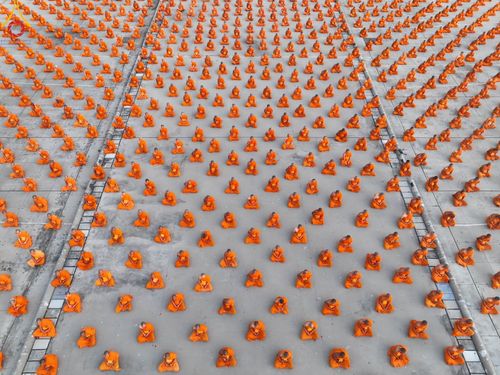 ภาพ No.102236:พระธรรมทายาทในโครงการอุปสมบทหมู่ บูชาธรรมมหาปูชนียาจารย์ ร่วมปฏิบัติธรรม ถ่ายภาพหมู่ประวัติศาสตร์ และรับฟังโอวาทจากหลวงพ่อทัตตชีโว ณ ลานธรรม พระมหาธรรมกายเจดีย์ วัดพระธรรมกาย วันที่ 15 ธันวาคม พ.ศ. 2566