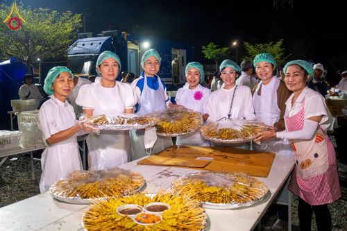 ภาพ No.196877:พิธีถวายภัตตาหารเป็นสังฆทาน แด่พระธรรมยาตรา ณ วัดโบสถ์(บน) ตำบลบางคูเวียง อำเภอบางกรวย จังหวัดนนทบุรี ในโครงการธรรมยาตรา กตัญญูบูชา มหาปูชนียาจารย์ พระมงคลเทพมุนี(สด จนฺทสโร) พระผู้ปราบมาร อนุสรณ์สถาน 7 แห่ง ปีที่ 13 วันที่ 18 มกราคม พ.ศ. 2568