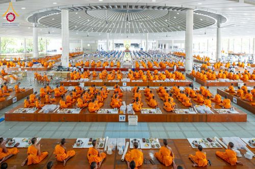 ภาพ No.210574:วันเสาร์ที่ 8 มีนาคม พ.ศ. 2568 พิธีสวดพระพุทธมนต์ และถวายภัตตาหารเมนูสวรรค์แด่พระภิกษุ สามเณร ณ หอฉันคุณยายอาจารย์ฯ วัดพระธรรมกาย