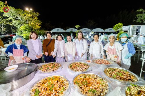 ภาพ No.193678:สาธุชนถวายภัตตาหารเป็นสังฆทาน แด่พระธรรมยาตรา ณ อนุสรณ์สถานมหาวิหารพระมงคลเทพมุนี (โลตัสแลนด์) อ.สองพี่น้อง จ.สุพรรณบุรี ในโครงการธรรมยาตรา กตัญญูบูชา มหาปูชนียาจารย์ พระมงคลเทพมุนี(สด จนฺทสโร) พระผู้ปราบมาร ปีที่ 13 วันที่ 12 มกราคม พ.ศ.2568