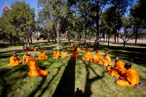 ภาพ No.232959:วันอาทิตย์ 29 มิถุนายน พ.ศ. 2568 กิจกรรมอบรมธรรมทายาทแอฟริกาใต้  ปฏิบัติธรรมสร้างสันติสุขภายใน แสงแห่งพุทธธรรมสู่แผ่นดินแอฟริกาใต้ ณ บริเวณหน้าวัดพระธรรมกายโจฮันเนสเบิร์ก