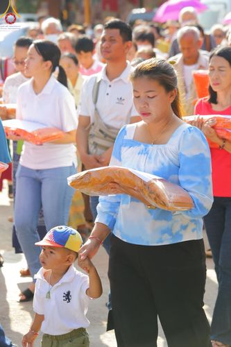 ภาพ No.166337:พิธีทอดกฐิน ณ วัดคูหาสุวรรณ จ.สุโขทัย ในโครงการกฐินสามัคคีทั่วไทย 30,000 วัด บูชาธรรม 80 ปี หลวงพ่อธัมมชโย โดยคณะศิษยานุศิษย์วัดพระธรรมกาย วันที่ 27 ตุลาคม พ.ศ. 2567