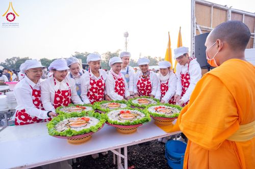 ภาพ No.197890:สาธุชนถวายภัตตาหารเป็นสังฆทาน แด่พระธรรมยาตรา ณ วัดโบสถ์(บน) ตำบลบางคูเวียง อำเภอบางกรวย จังหวัดนนทบุรี ในโครงการธรรมยาตรา กตัญญูบูชา มหาปูชนียาจารย์ พระมงคลเทพมุนี(สด จนฺทสโร) พระผู้ปราบมาร อนุสรณ์สถาน 7 แห่ง ปีที่ 13 วันที่ 19 มกราคม พ.ศ. 2568