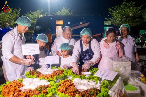 ภาพ No.195844:พิธีถวายภัตตาหารเป็นสังฆทาน แด่พระธรรมยาตรา ณ วัดโบสถ์(บน) ตำบลบางคูเวียง อำเภอบางกรวย จังหวัดนนทบุรี ในโครงการธรรมยาตรา กตัญญูบูชา มหาปูชนียาจารย์ พระมงคลเทพมุนี(สด จนฺทสโร) พระผู้ปราบมาร อนุสรณ์สถาน 7 แห่ง ปีที่ 13 วันที่ 16 มกราคม พ.ศ. 2568