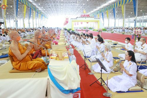 ภาพ No.85323:พิธีถวายมหาสังฆทานคณะสงฆ์ 2000 กว่าวัดทั่วประเทศปีที่ 23, พิธีถวายไทยธรรมคณะสงฆ์ 323 วัด 4 จังหวัดชายแดนภาคใต้, พิธีมอบปัจจัยช่วยเหลือครู 4 จังหวัดชายแดนภาคใต้ ณ สภาธรรมกายสากล วัดพระธรรมกาย ในวันสมาธิโลก อาทิตย์ที่ 6 สิงหาคม พ.ศ. 2566