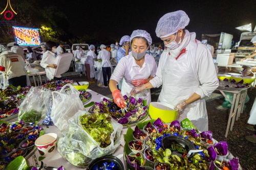 ภาพ No.113589:พิธีถวายภัตตาหารเป็นสังฆทาน แด่คณะพระธรรมยาตรา ปีที่ 12 วันที่ 17 มกราคม พ.ศ. 2567 ณ วัดโบสถ์(บน) บางคูเวียง จ.นนทบุรี