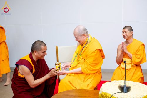 ภาพ No.222336:วันที่ 21 เมษายน พ.ศ. 2568 หลวงพ่อทัตตชีโวต้อนรับคณะสงฆ์ WAB ณ อาคาร 100 ปี คุณยายมหารัตนอุบาสิกาจันทร์ ขนนกยูง วัดพระธรรมกาย