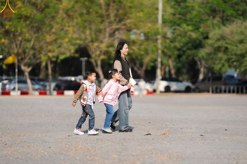 ภาพ No.193826:วัดพระธรรมกาย จัดงานวันเด็กแห่งชาติ ประจำปี พ.ศ.2568 ออกร้านอาหาร 200 ร้าน มอบของขวัญหลายหมื่นชิ้น วันที่ 12 มกราคม พ.ศ. 2568 วัดพระธรรมกาย อ.คลองหลวง จ.ปทุมธานี