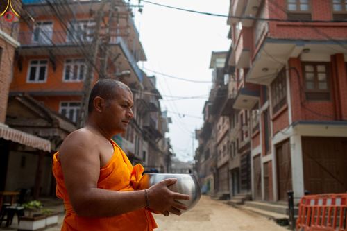 ภาพ No.80193:สามเณรในโครงการบรรพชาสามเณรหมู่ รับบิณฑบาตจากญาติโยมสาธชุน บริเวณชุมชน Patan และ Thamel กรุงกาฐมาณฑุ ประเทศเนปาล วันที่ 31 มีนาคม พ.ศ. 2566
