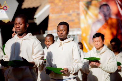 ภาพ No.231122:วันศุกร์ที่ 27 มิถุนายน พ.ศ. 2568 พิธีตัดปอยผมและพิธีปลงผมนาคธรรมทายาทแห่งทวีปแอฟริกา พ.ศ. 2568  โครงการบรรพชาอุปสมบทพระธรรมทายาทนานาชาติแห่งทวีปแอฟริกา ครั้งที่ 2 ณ วัดพระธรรมกายโจฮันเนสเบิร์ก สาธารณรัฐแอฟริกาใต้