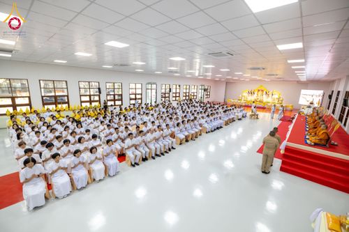 ภาพ No.179558:พิธีเจริญพระพุทธมนต์ พิธีทำบุญตักบาตรถวายพระราชกุศล และพิธีวางพานพุ่มดอกไม้ถวายราชสักการะ  แด่พระบาทสมเด็จพระบรมชนกาธิเบศร มหาภูมิพลอดุลยเดชมหาราช บรมนาถบพิตร เนื่องในวันคล้ายวันพระบรมราชสมภพ วันชาติ และวันพ่อแห่งชาติ วันพฤหัสบดีที่ 5 ธันวาคม พ.ศ. 2567 ณ