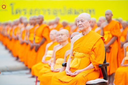 ภาพ No.182095:พระธรรมทายาทร่วมปฎิบัติธรรม รับฟังโอวาทจากหลวงพ่อทัตตชีโว และถ่ายภาพหมู่ประวัติศาสตร์ ณ ลานธรรมพระมหาธรรมกายเจดีย์  วัดพระธรรมกาย ในโครงการอุปสมบท บูชาธรรมมหาปูชนียาจารย์ วันที่ 13 ธันวาคม พ.ศ. 2567