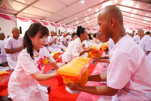 ภาพ No.103061:พิธีขอขมา มอบบาตรและผ้าไตร ธรรมทายาทชาวอินโดนีเซียกว่า 1,000 คน ณ มหาเจดีย์บุโรพุทโธ ประเทศอินโดนีเซีย ในวันที่ 19 ธันวาคม พ.ศ. 2566