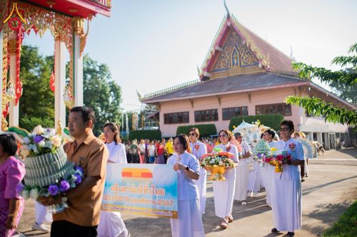 ภาพ No.178460:พิธีทอดกฐิน ณ วัดคลองราษฎ์เจริญ ต.ห้วยยั้ง อ.พรานกระต่าย จ.กำแพงเพชร ในโครงการทอดกฐินสามัคคีทั่วไทย 30,000 วัด บูชาธรรม 80 ปี หลวงพ่อธัมมชโย โดยคณะศิษยานุศิษย์วัดพระธรรมกาย วันที่ 14 พฤศจิกายน พ.ศ. 2567