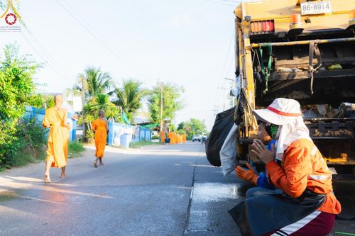 ภาพ No.57808:กิจกรรมบิณฑบาตของสามเณร โครงการบรรพชาสามเณร ฟื้นฟูพระพุทธศาสนาทั่วไทย ธุดงคสถานชลบุรี ณ ชุมชนบ้านห้วยเหียน ตำบลบ่อวิน  อำเภอศรีราชา จังหวัดชลบุรี วันที่ 27 เมษายน พ.ศ. 2567