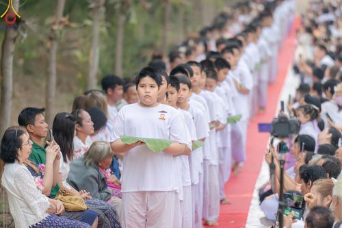 ภาพ No.135010: พิธีบรรพชาสามเณร  พิธีตักบาตรฉลองสามเณรใหม่ วันที่ 1 เมษายน พ.ศ.2567 ในโครงการบรรพชาสามเณรฟื้นฟูพระพุทธศาสนาทั่วไทย ณ ศูนย์ปฏิบัติธรรมแก้วเมืองเลย