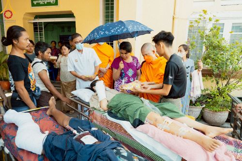 ภาพ No.220265:วันที่ 17 เมษายน พ.ศ. 2568 ผู้แทนวัดพระธรรมกาย ลงพื้นที่เยียวยา ซับน้ำตาเหยื่อแผ่นดินไหวมัณฑะเลย์