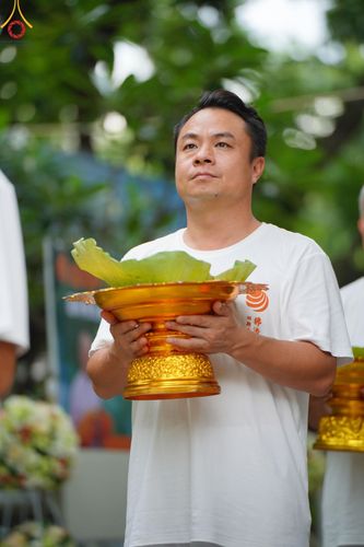 ภาพ No.143840:พิธีตัดปอยผม โครงการอุปสมบทหมู่ พระธรรมทายาทนานาชาติ (ภาษาจีน) รุ่นที่ 19 วันอาทิตย์ที่ 7 กรกฎาคม พ.ศ. 2567 ณ สนามหญ้า หน้าบ้านแก้วอาสาสมัคร วัดพระธรรมกาย