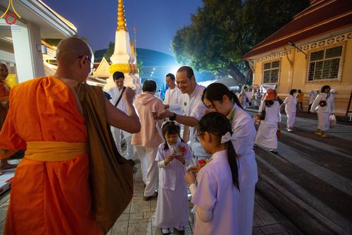 ภาพ No.197599:พิธีตักบาตรพระธรรมยาตรา ณ อนุสรณ์สถานลำดับที่ 4 สถานที่เกิดด้วยกายธรรม วัดโบสถ์(บน) ต.บางคูเวียง จ.นนทบุรี ในโครงการธรรมยาตรา กตัญญูบูชา มหาปูชนียาจารย์ พระมงคลเทพมุนี(สด จนฺทสโร) พระผู้ปราบมาร อนุสรณ์สถาน 7 แห่ง ปีที่ 13 วันที่ 19 มกราคม พ.ศ. 2568