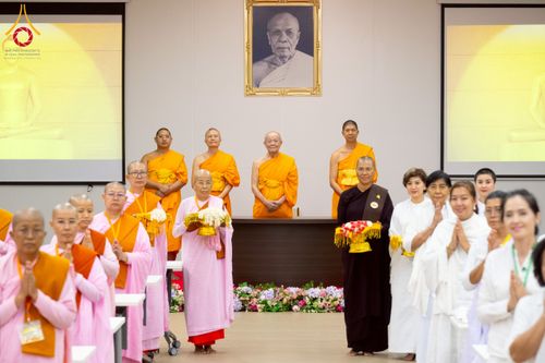 ภาพ No.223079:วันที่ 24 เมษายน พ.ศ. 2568 หลวงพ่อทัตตชีโวต้อนรับคณะเมียนมา อุบาสก อุบาสิกา 180 คน ณ อาคาร 100 ปี คุณยายมหารัตนอุบาสิกาจันทร์ ขนนกยูง วัดพระธรรมกาย