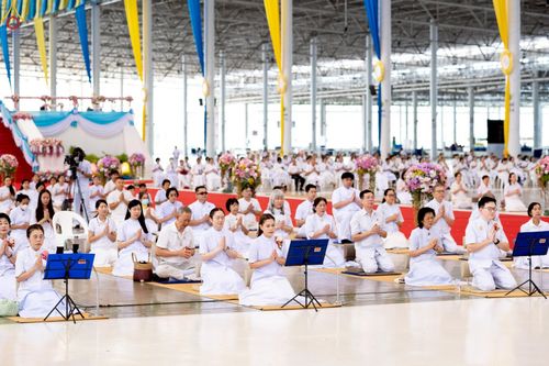 ภาพ No.233918:วันอาทิตย์ที่ 20 กรกฎาคม พ.ศ.2568 พิธีจุดเทียนใจ ไฟนิรันด์ อนันตชัย วัดพระธรรมกาย