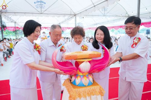 ภาพ No.84336:พิธีทอดผ้าป่า พิธีอัญเชิญปฐมรัตนปฐวี และพิธีตอกเสาเข็มต้นสุดท้าย เพื่อสถาปนาอาคาร 80 ปี หลวงพ่อธัมมชโย ณ ศูนย์ปฏิบัติธรรมวิหารแดง ตำบลเจริญธรรม อำเภอวิหารแดง จ.สระบุรี  วันที่ 23 กรกฎาคม พ.ศ. 2566